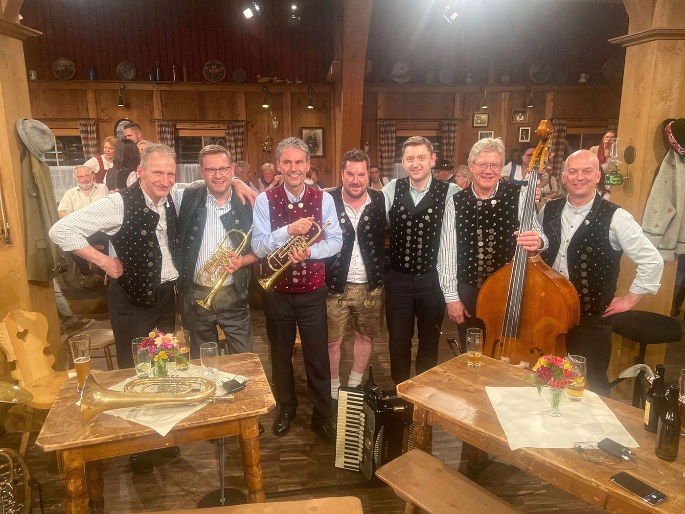 Michael Eberwein (3. v. l.) im Kreise seiner Dellnhauser Musikanten bei einer Aufzeichnung der TV-Sendung Wirtshausmusikanten. 01_Dellnhauser_Musikanten_upscayl_2x_remacri-4x Michael Eberwein (3. v. l.) im Kreise seiner Dellnhauser Musikanten bei einer Aufzeichnung der TV-Sendung Wirtshausmusikanten.