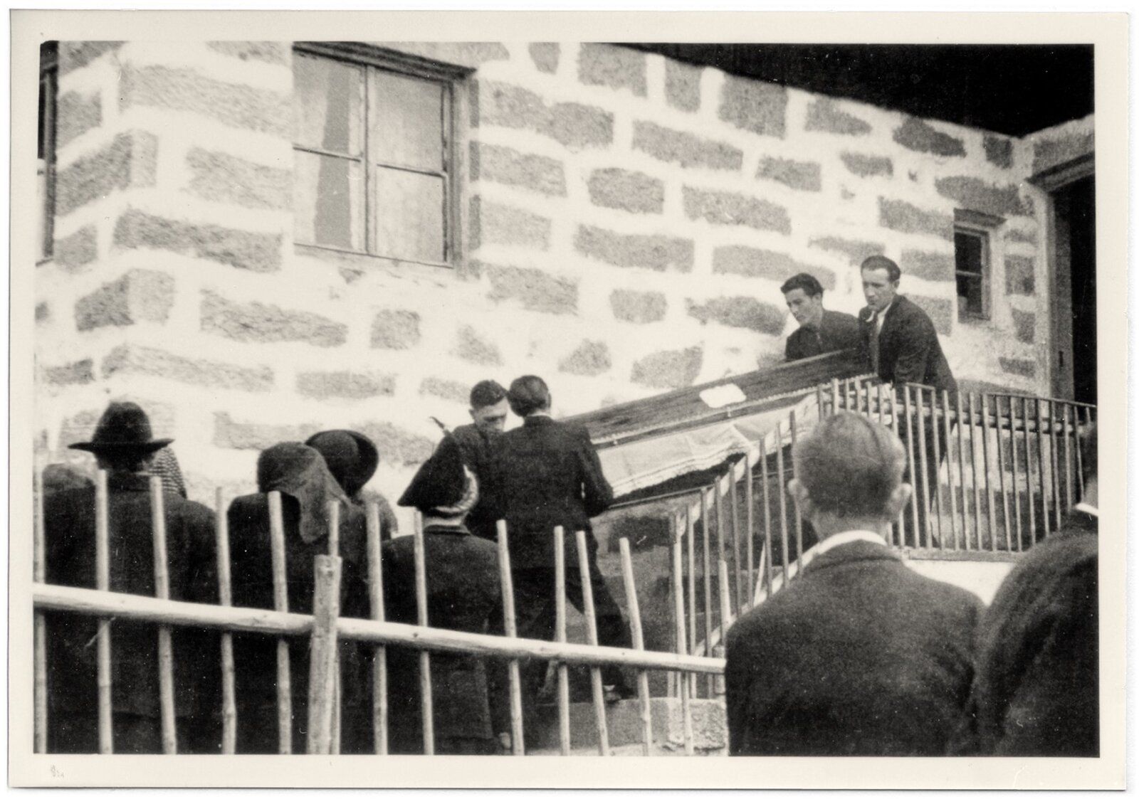 Der hölzerne Sarg mit einer verstorbenen Person wird aus dem Haus getragen. Sargtragen, Finsterau, 1951.