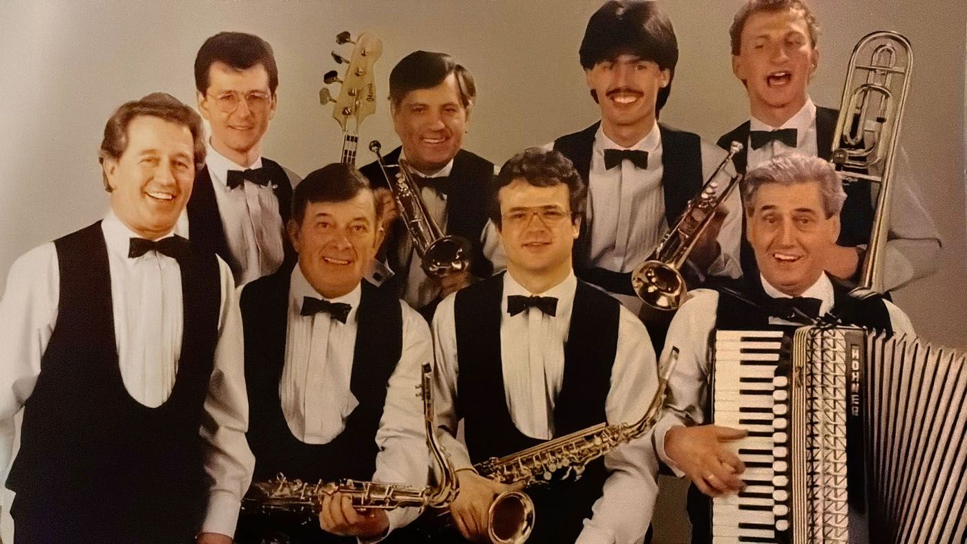 Auch bei EM ZWO spielten Vater Michl (vorne 1.v. r.) und Sohn Michael Eberwein (hinten 2. v. r.) einige Jahre Seite an Seite. 02_image2_edit Auch bei EM ZWO spielten Vater Michl (vorne 1.v. r.) und Sohn Michael Eberwein (hinten 2. v. r.) einige Jahre Seite an Seite.