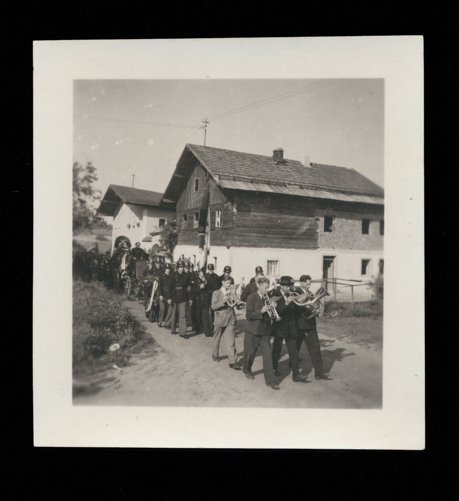 Leichenzug in Fürholz; im Hintergrund das zentrale Leitobjekt der Ausstellung: Leichenfuhrwerk.