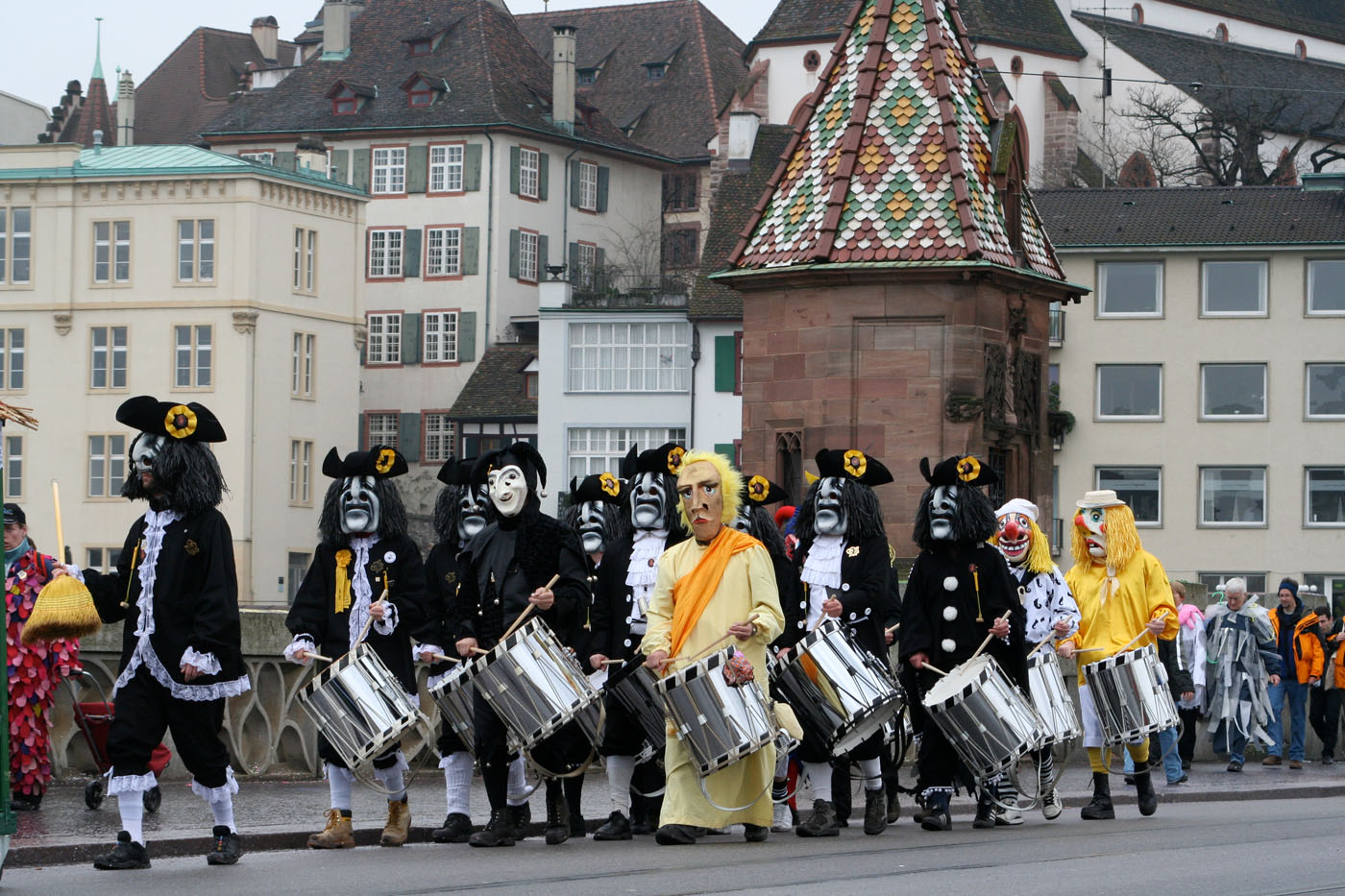 Piccoloflöten und Trommeln bilden die einzigartige Basler Fastnachtsmusik.