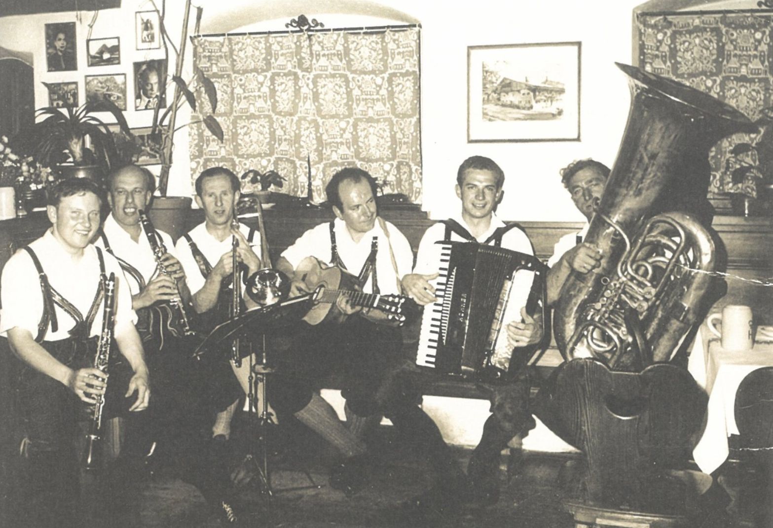 Die Fischbauauer Tanzlmusi mit Tuba.