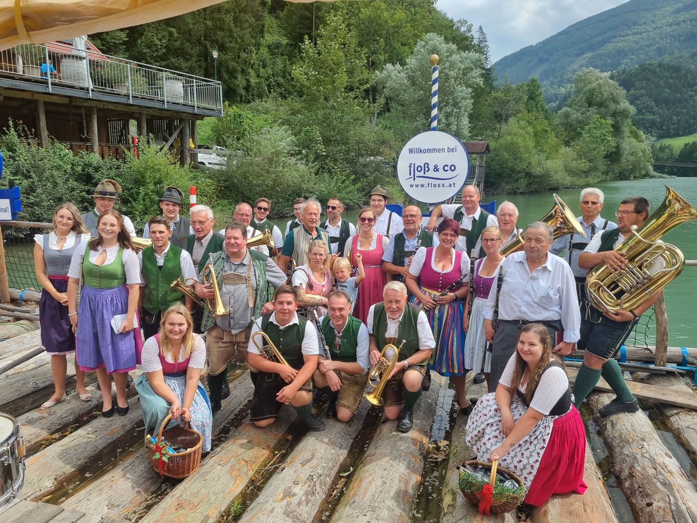 Immer wieder sind Musikanten zu Gast, auf dem Floß …