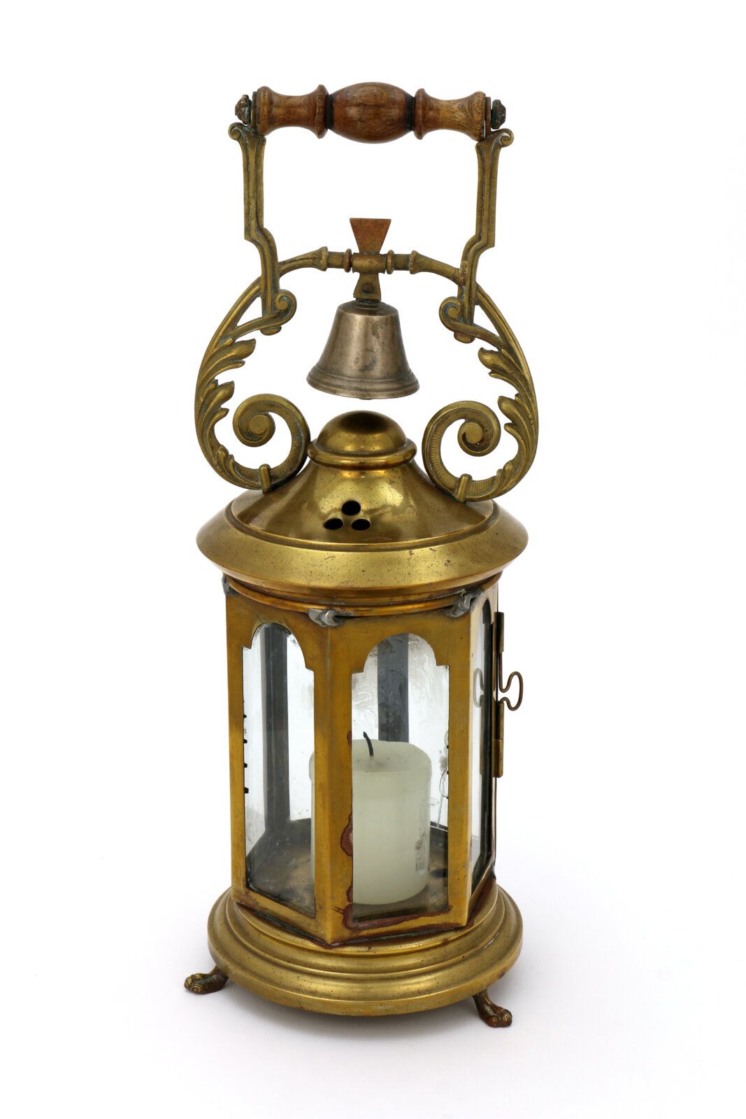 Versehlampe mit Glocke; Leihgabe Pfarramt Mauth: Der Versehgang ist ein katholischer Brauch bei dem ein Geistlicher zum sterbenden Menschen nach Hause kommt, um die Sterbesakramente (Beichte, Krankensalbung und Kommunion) zu spenden. Inzwischen wird der örtliche Pfarrer eher selten zum Spenden der Sakramente gerufen.