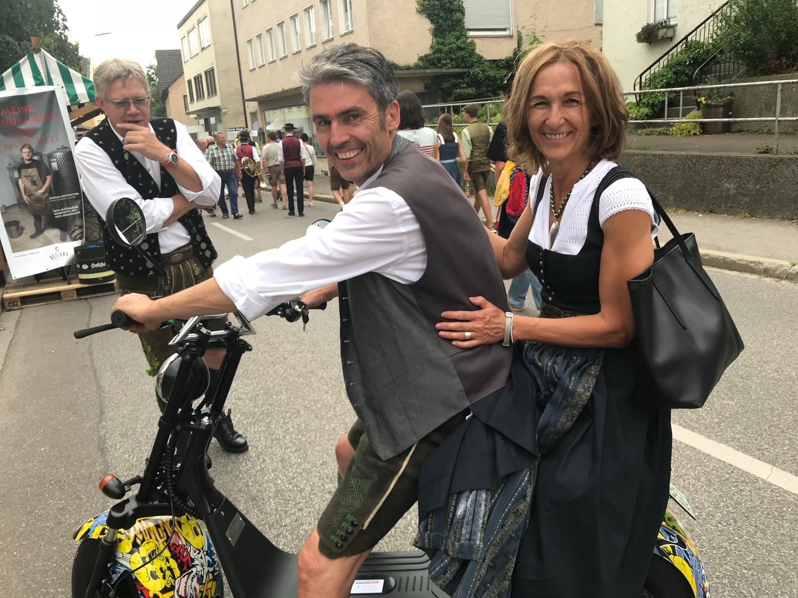 Gerti und Michael Eberwein als Organisationstalente beim Dellnhauser Volksmusikfest. 04_image1 F Gerti und Michael Eberwein als Organisationstalente beim Dellnhauser Volksmusikfest.