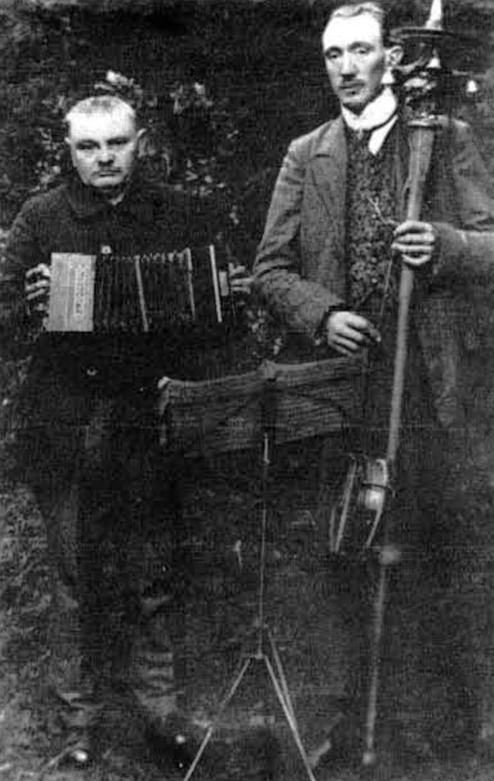 Bumbass im Duo mit einer Concertina oder einem Bandoneon, in den 1920er-Jahren