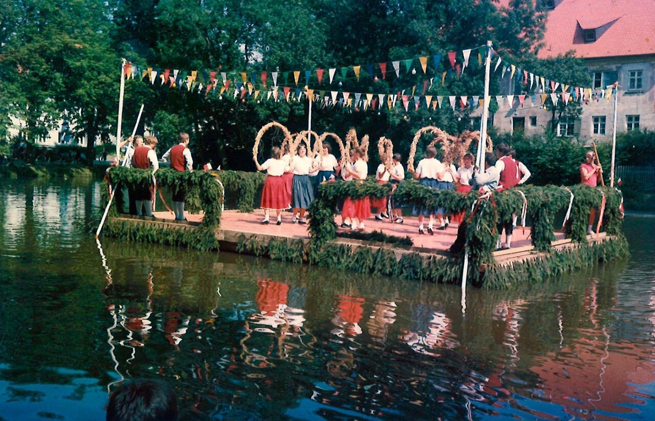 Wie Lohengrin auf einem Schwan übers Wasser gleiten