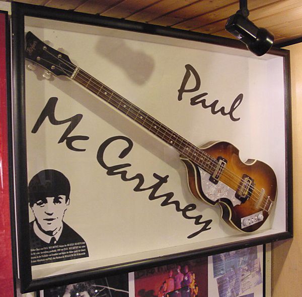 Höfner 500/1, der gambenförmige Halbresonanz-E-Bass des Bubenreuther Herstellers Höfner, dessen bekanntester Nutzer in den 1960er-Jahren der Linkshänder Paul Mc Cartney bei den Beatles war.
