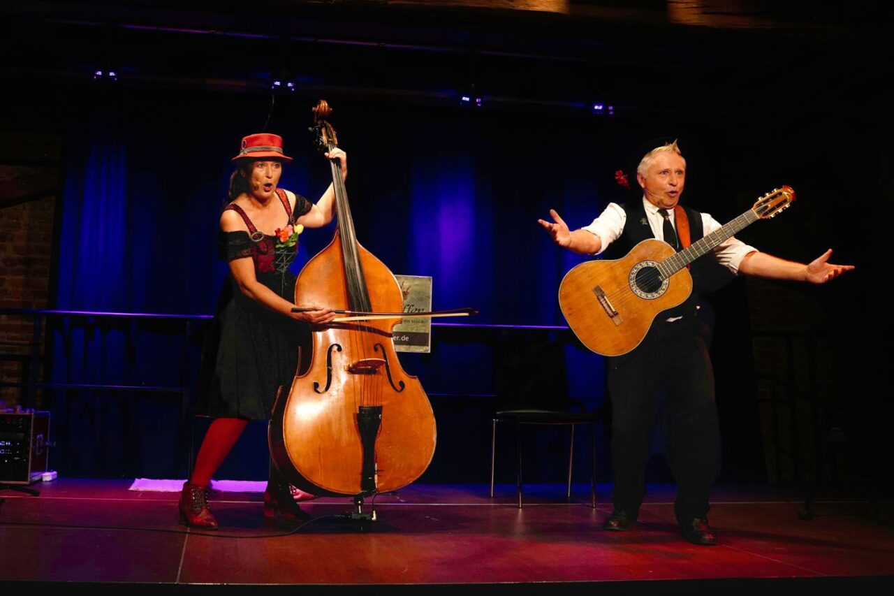 Weiß-​blaue Heiterkeit mit Anspruch