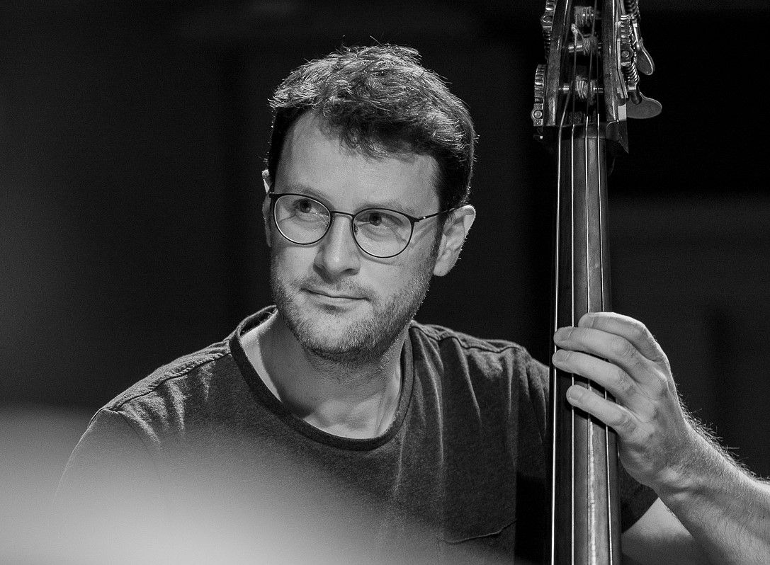 Autor Sebastian Rastl als Kontrabassist der Tanzgeiger.
