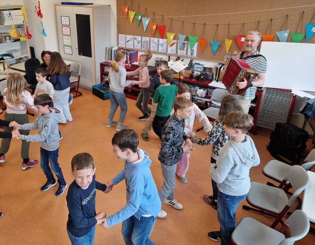 Der mit Kindern tanzt