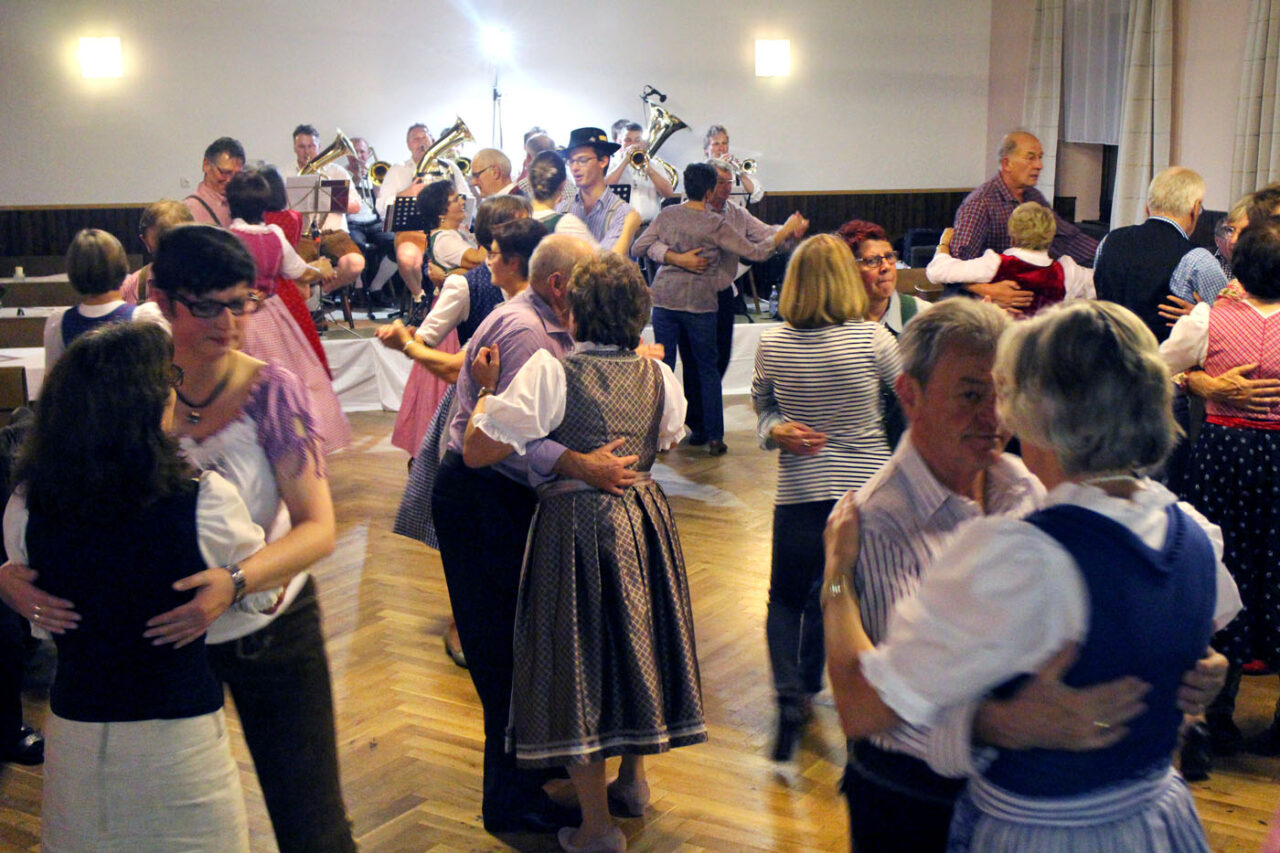 Volkstanzfreundliche Wirtshäuser dringend gesucht!