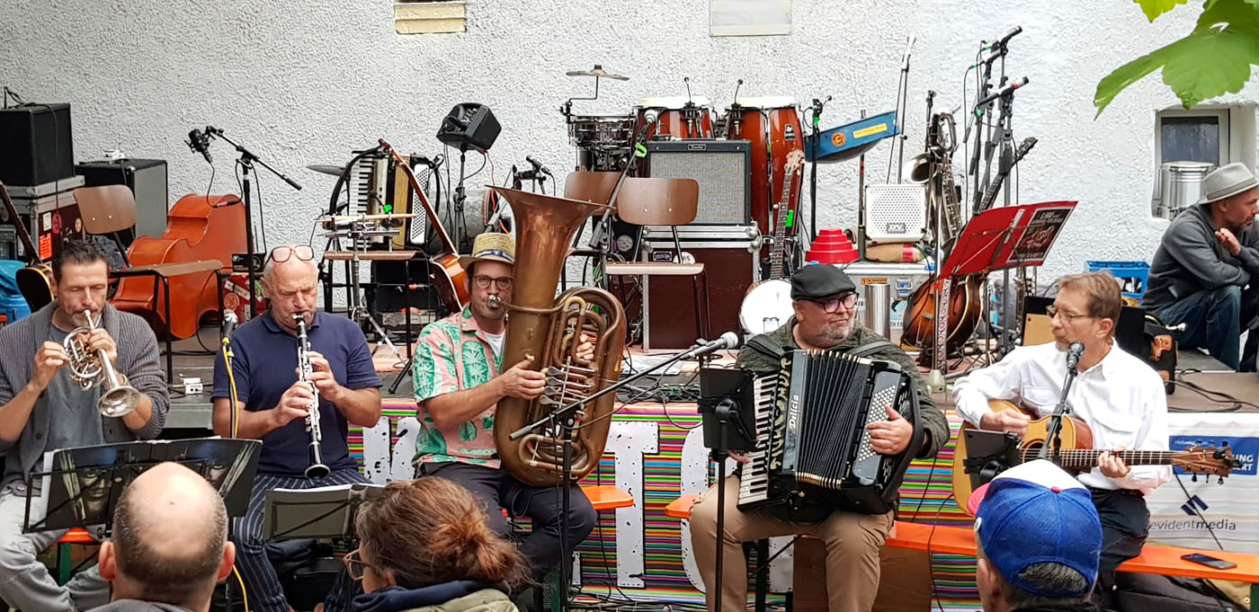 Sebastian (3. v. l.) mit der Formation Trˇi hudebníci