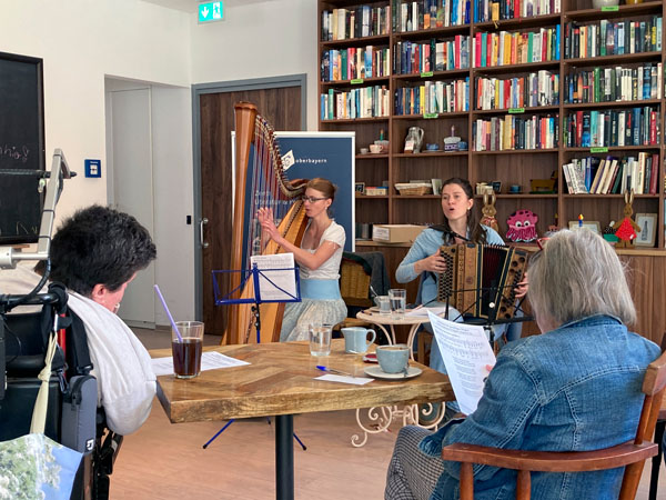 Hand in Hand sing ma mit’nand